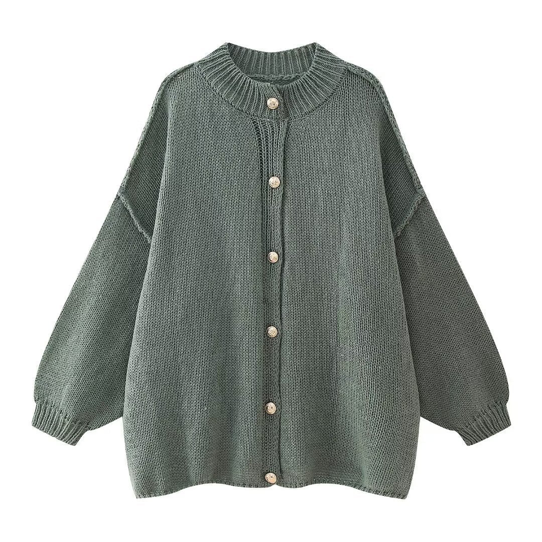 Pullover mit goldenen Knöpfen