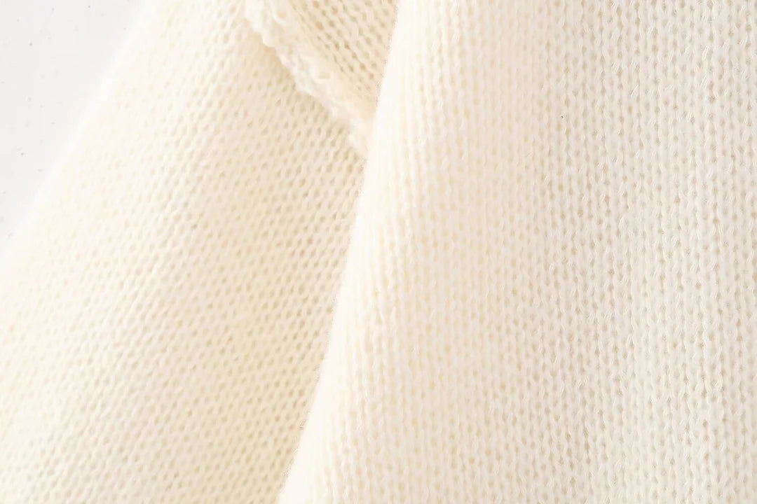 Pullover mit goldenen Knöpfen