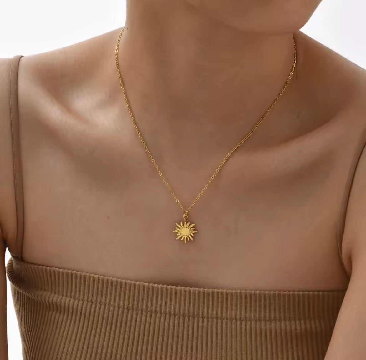 Halskette mit Sonnen-Symbol