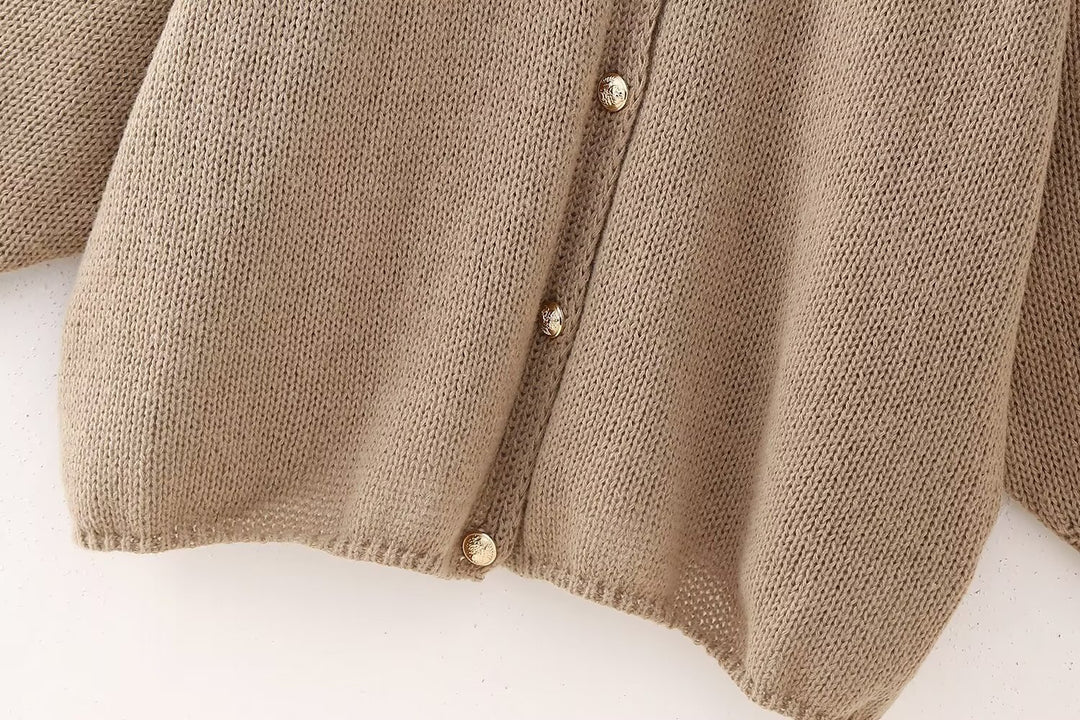 Pullover mit goldenen Knöpfen