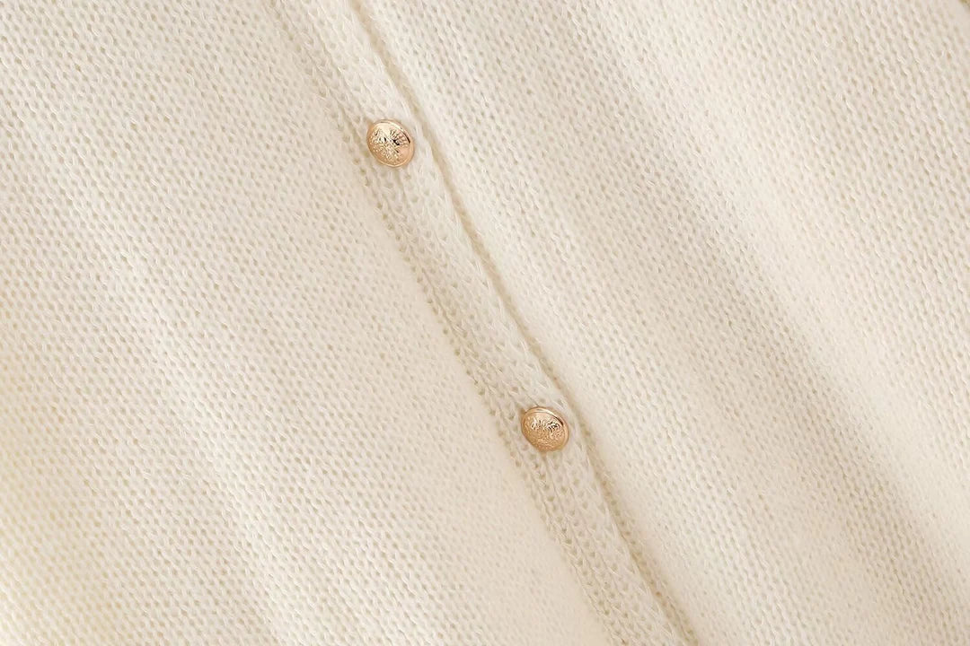 Pullover mit goldenen Knöpfen