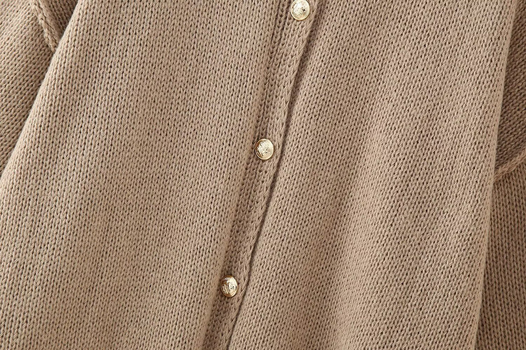Pullover mit goldenen Knöpfen
