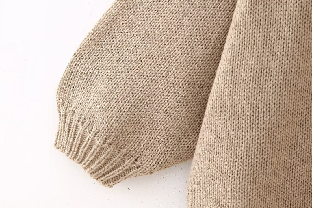 Pullover mit goldenen Knöpfen