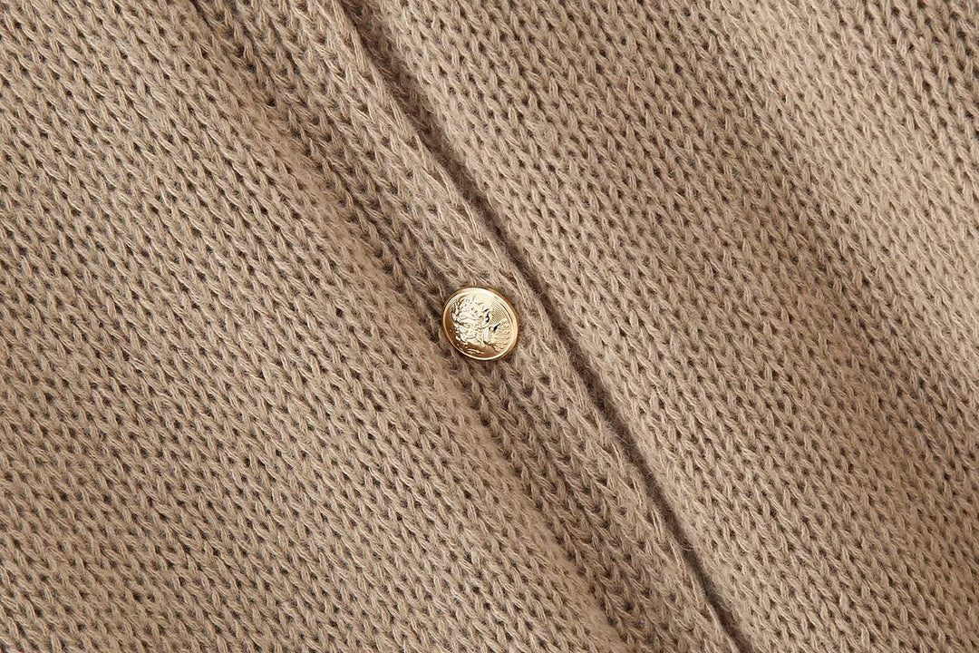 Pullover mit goldenen Knöpfen