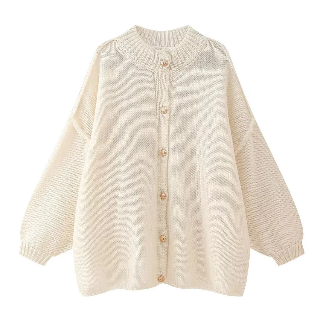 Pullover mit goldenen Knöpfen