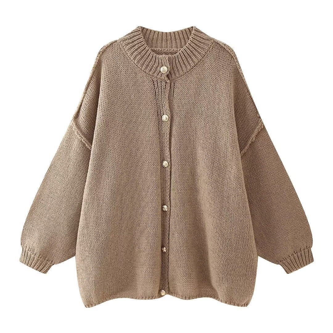 Pullover mit goldenen Knöpfen