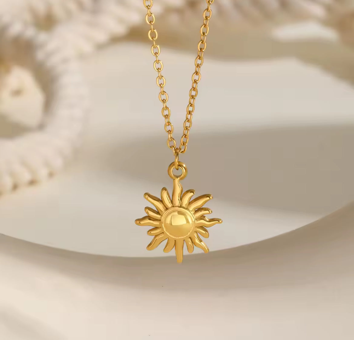 Halskette mit Sonnen-Symbol