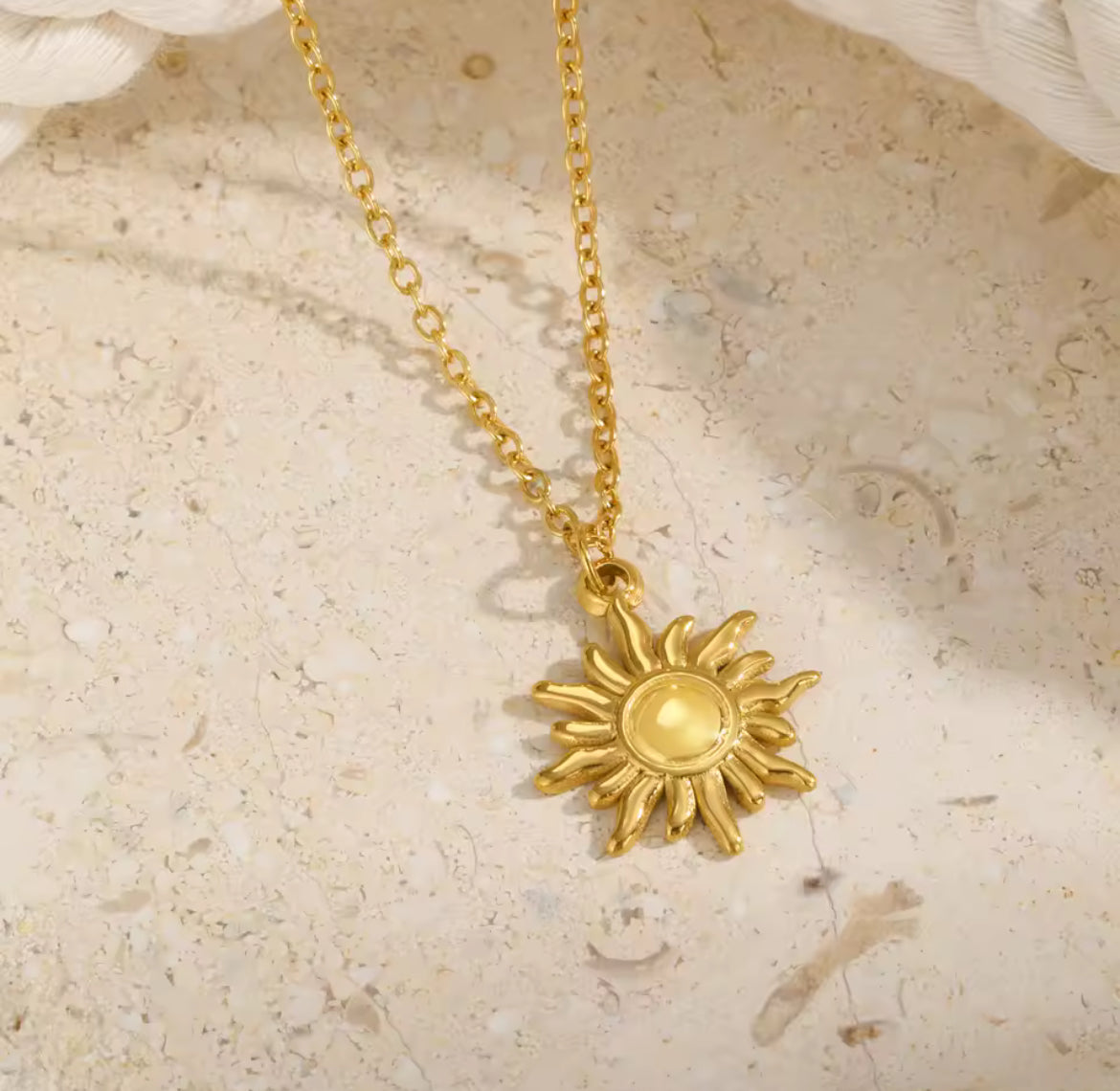 Halskette mit Sonnen-Symbol