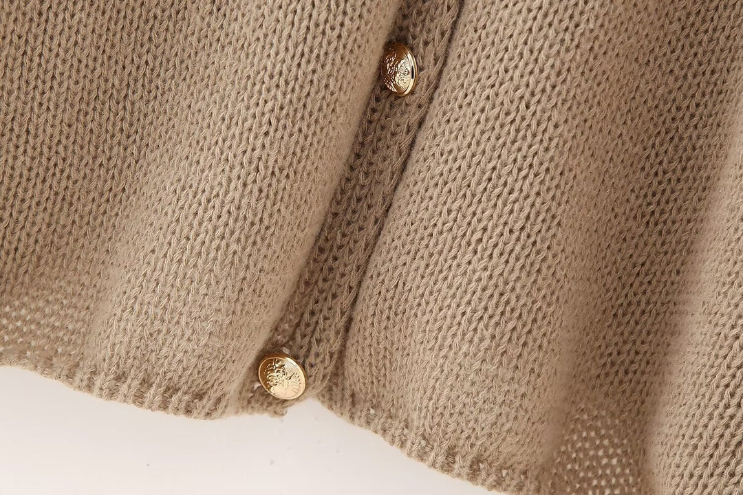Pullover mit goldenen Knöpfen