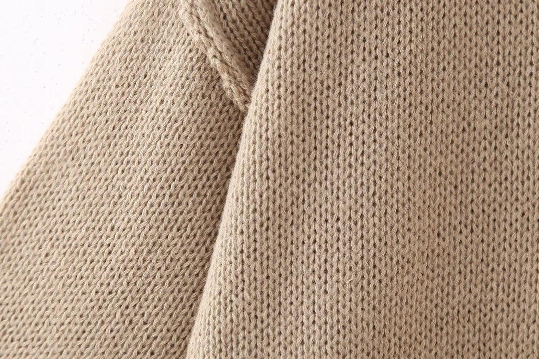 Pullover mit goldenen Knöpfen