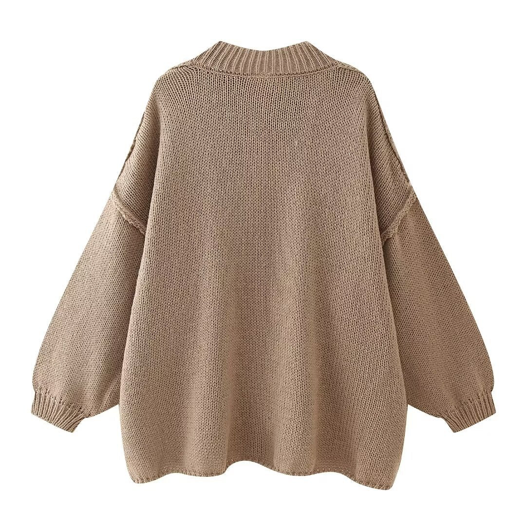 Pullover mit goldenen Knöpfen