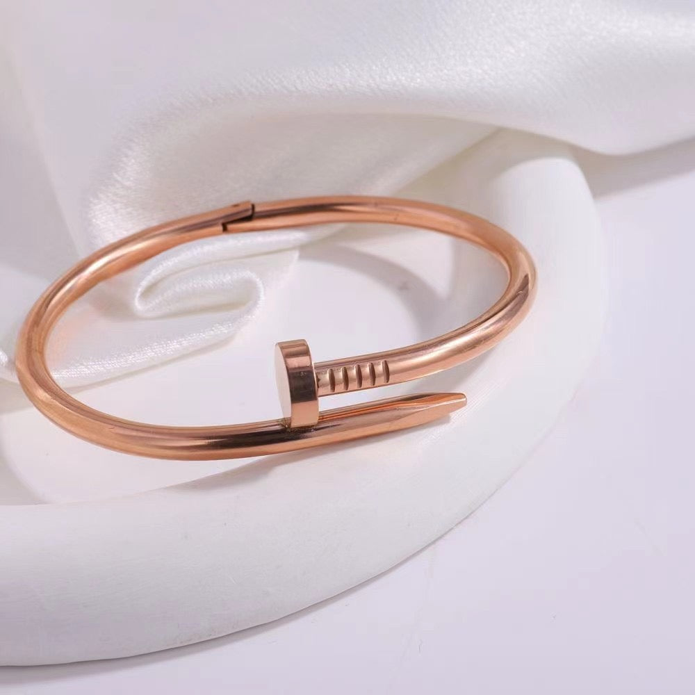 Armband Nagel - einfacher Stil