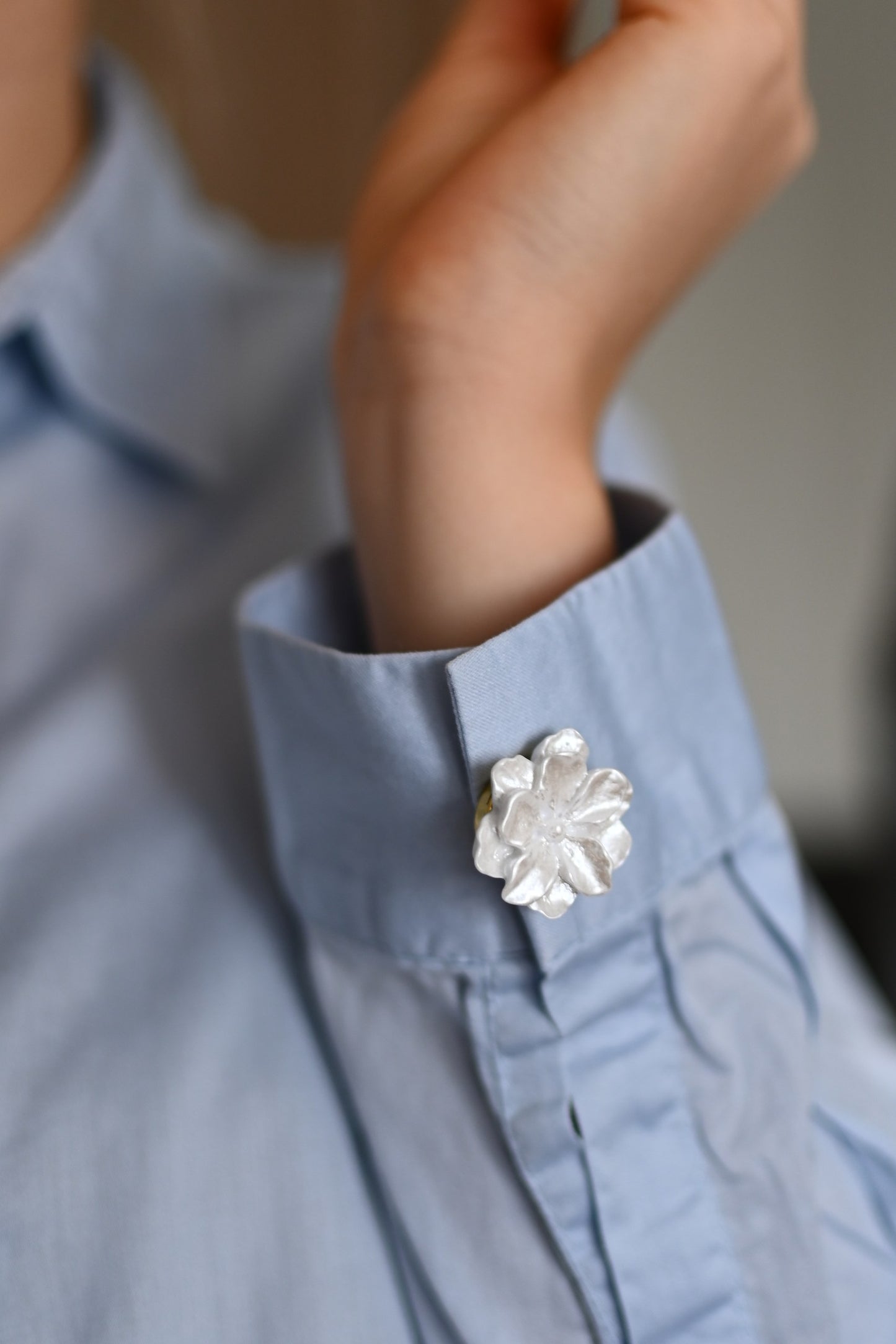 Blumen-Knopfbedeckung weiß